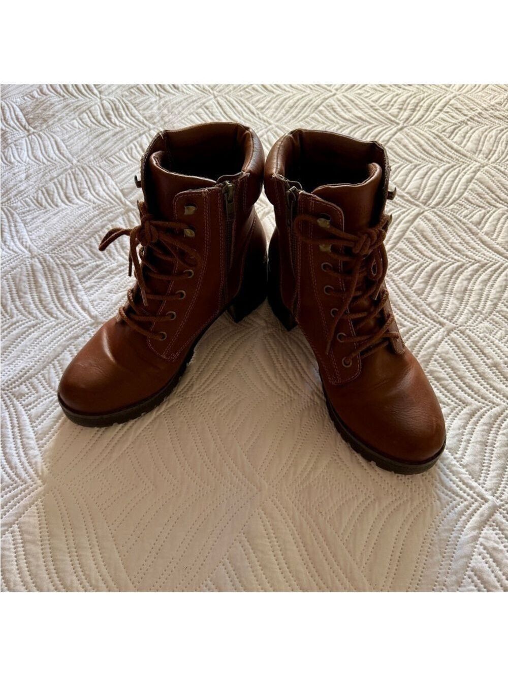 Eastland Women’s Brown Faux Leather Mid Calf Lace Up Boots. Size 9